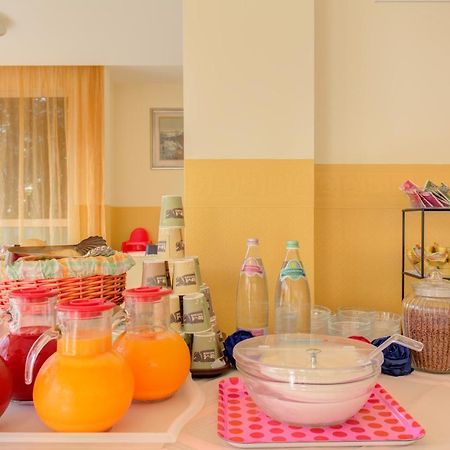 Hotel Nella リミニ エクステリア 写真