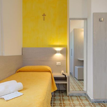 Hotel Nella リミニ エクステリア 写真