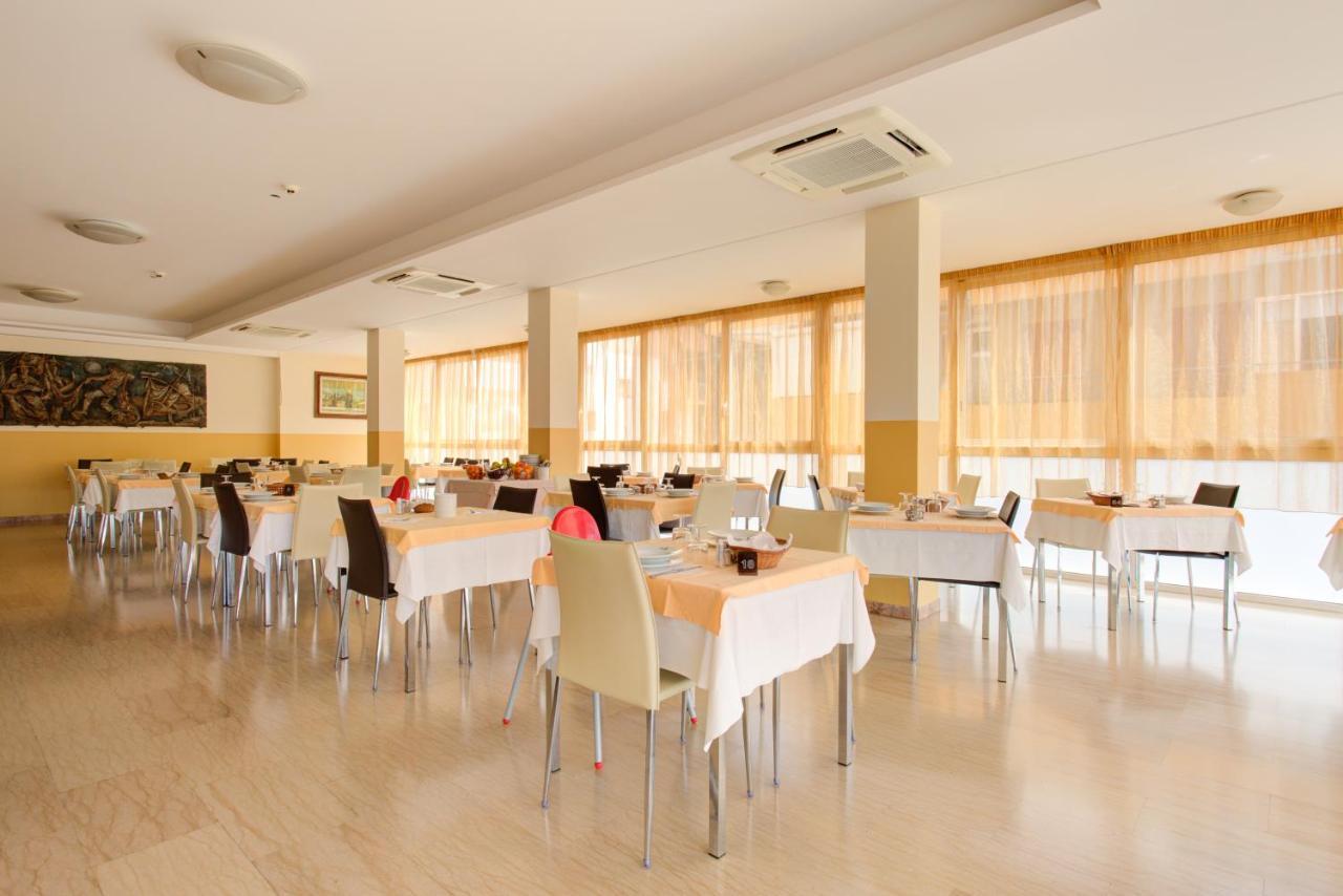 Hotel Nella リミニ エクステリア 写真