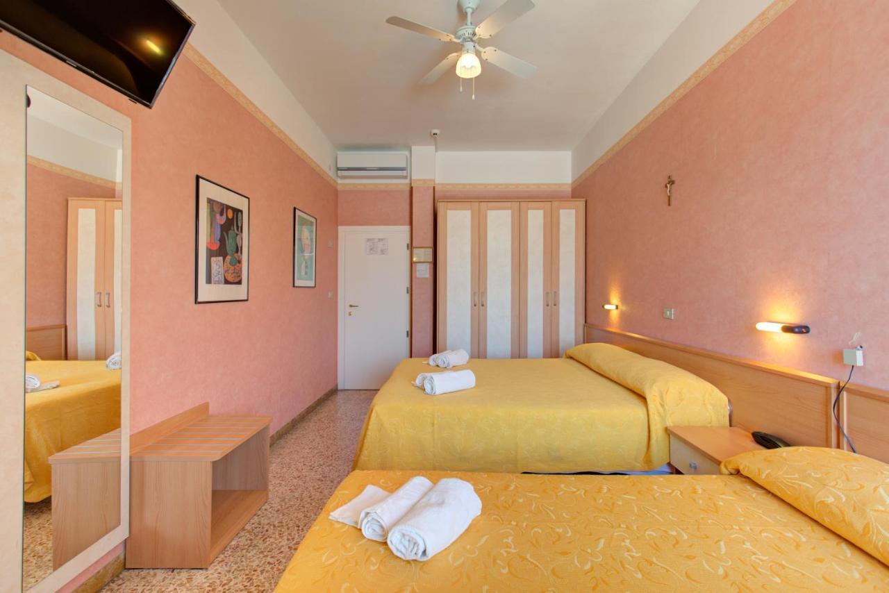 Hotel Nella リミニ エクステリア 写真